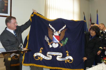 Une copie du drapeau du 442e a été offerte à Bruyè