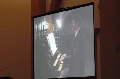 Un excellent système vidéo permettait au public d'admirer le travail du musicien .JPG