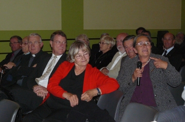Parmi les personnalités le maire Alain Blangy, Mgr Jean-Paul Mathieu, le conseiller général Michel Langloix et les deux filles du musicien disparu.JPG