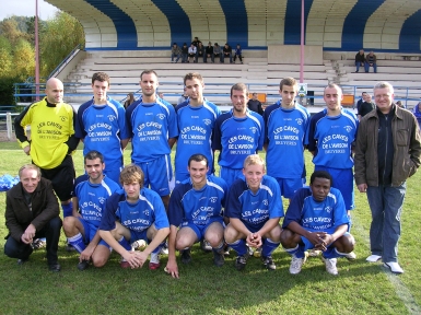 remise des maillots offert par les Caves de L'Avison aux seniors 2 du SMB.JPG