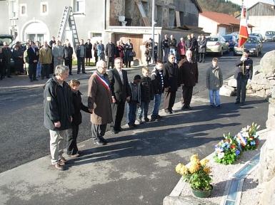 dépôts de gerbes par les Maires, Anciens combattants accompagnés d'enfants.JPG